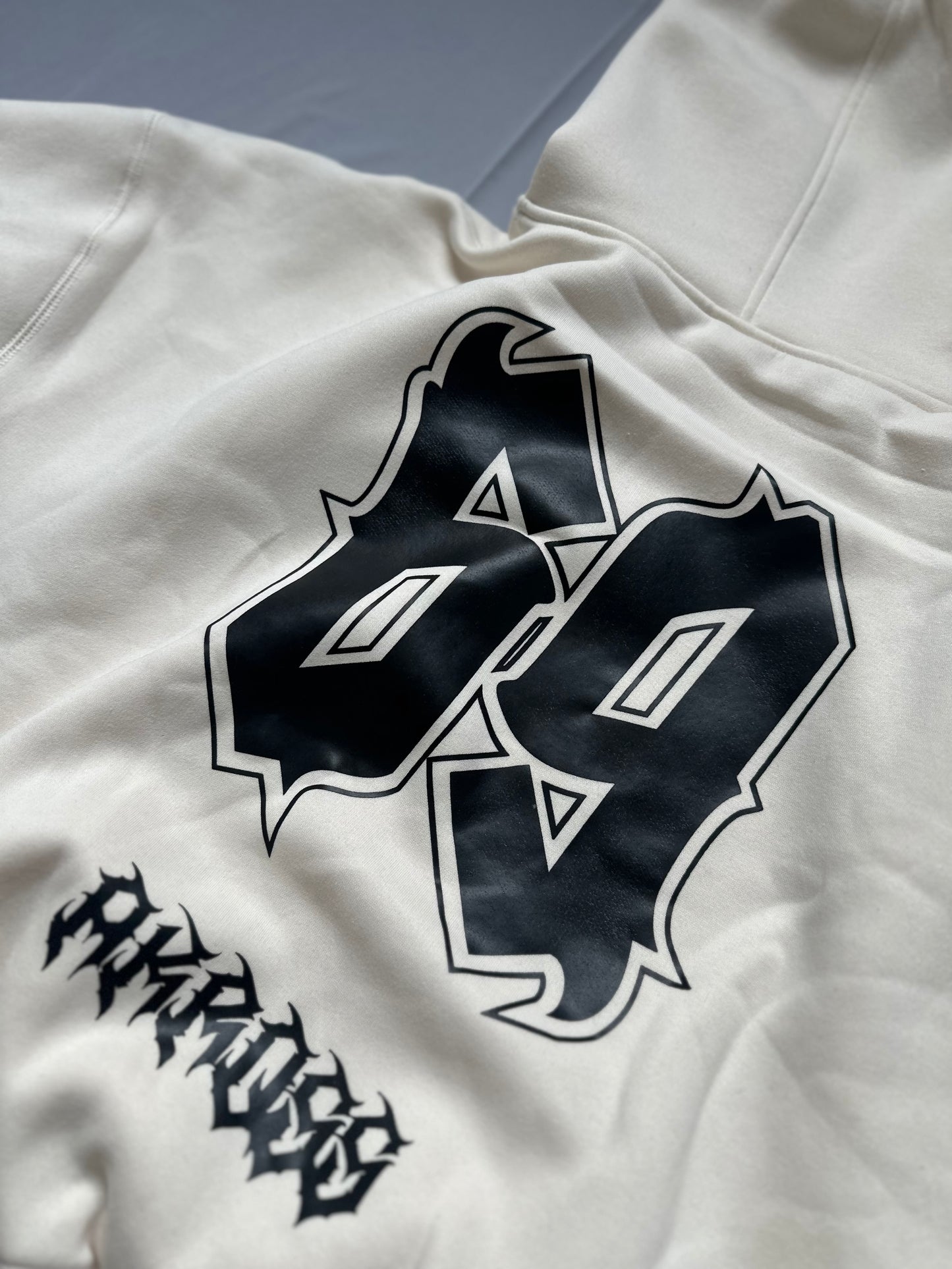 HOODIES “EDICIÓN 69” BOXIFIT BLANCO AKROSS